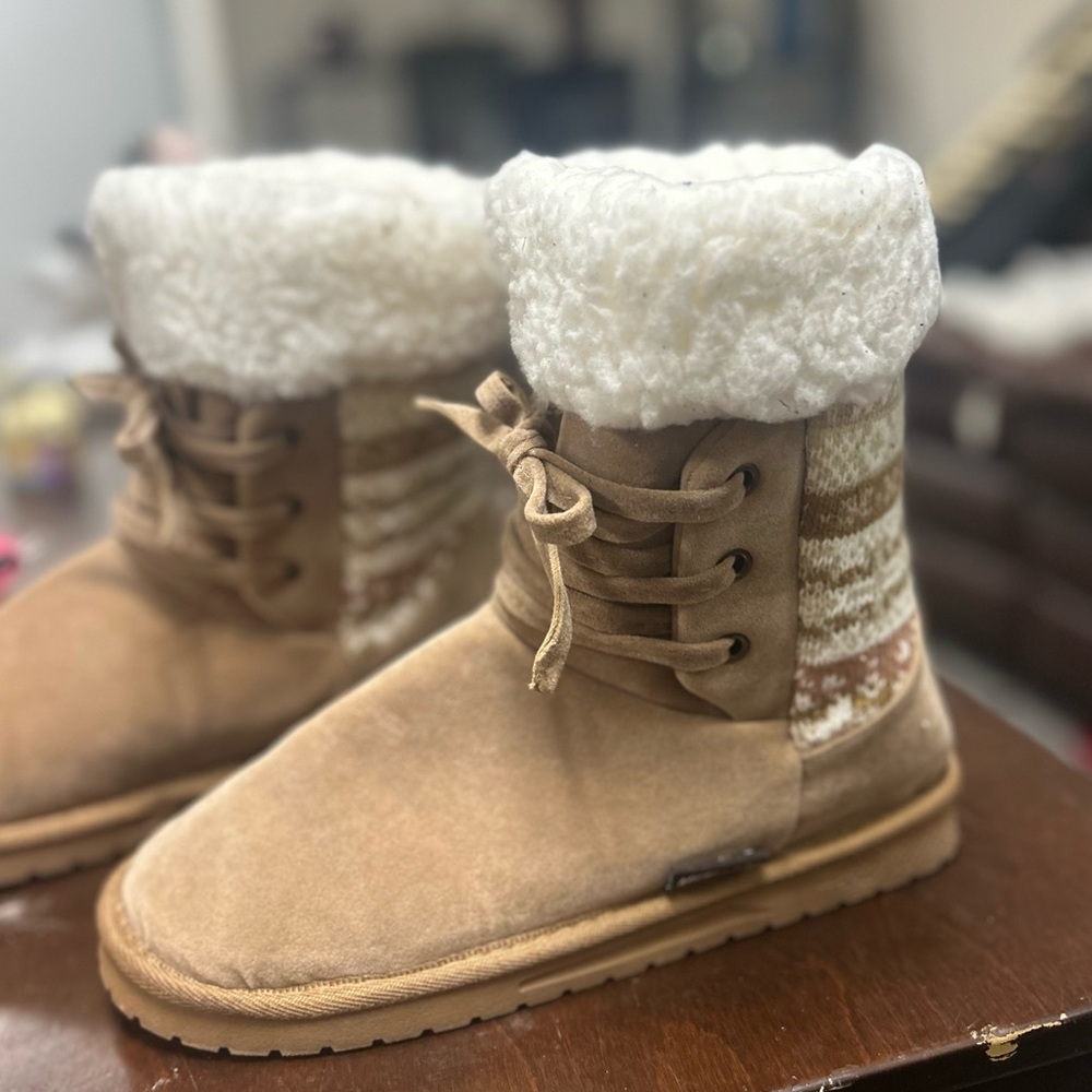 Muk Luks Tan Winter Boots with White Fur